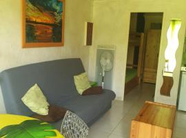 Studio cabine familial, rez de chaussée,piscine et parking privés, hotel in Palavas-les-Flots