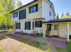 3 Mi to Pioneer Park and University Spacious Home!, hôtel spa à Fairbanks