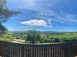 3 bedroom cottage with hot tub and stunning views, hotel v mestu Conwy