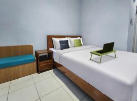 Urbanview Hotel Mutiara Persada Syariah Majalengka by RedDoorz، فندق في Brujul