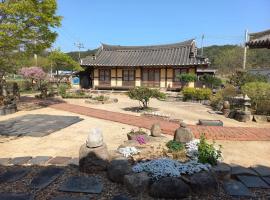 Yasun Gallery, villa in Gyeongju