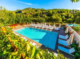 米哈雷斯玫瑰园酒店，位于蒙塔尼约斯的带热水浴缸的酒店