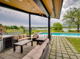 Lakefront Washington Home with Private Pool and Sauna、モーゼスレイクのバケーションレンタル