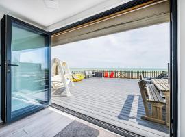 Family Beachfront Bliss Sleeps 10, villa in Pevensey
