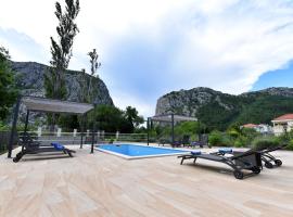 Villa Sophia with private swimming pool near the beach!, hotel v destinaci Zakučac