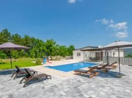 Three-Bedroom Holiday Home In Grubine