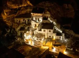 Bayar Cave Suites