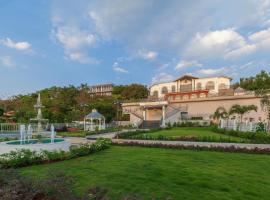 Bellevue Palace by StayVista - Lavish abode with a pool, Landscaped lawn, Gazebo & Adventure activities، فندق رفاهية في ناشيك