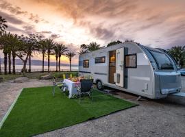 Dream Caravan's - קרוואנים מושלמים למשפחות בחוף כורסי בכינרת, אתר גלמפינג בעין גב