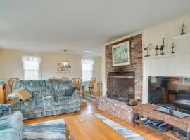 All-Season Sunroom and Fireplace! Chatham Getaway