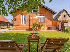 Stunning Home In Drenov Bok With Jacuzzi, Wifi And 2 Bedrooms, cabaña o casa de campo en Krapje