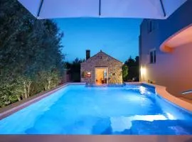 Pool apartment with traditional Dalmatian Konoba