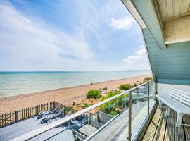 Beachfront Escape Sleeps 8 Ideal Family Retreat, cottage di Pevensey