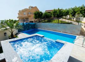 Luxury Villa with Private Pool and Jacuzzi, hotel mewah di Gnojnice