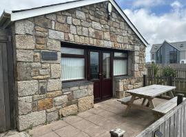Wheal Frances-Beautifully Fitted Bungalow Helston Cornwall, hotel with jacuzzis in Helston