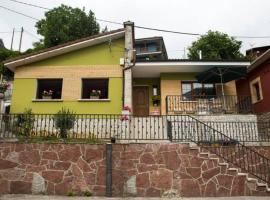 Casa La Bolera, pet-friendly hotel in Carreña de Cabrales 