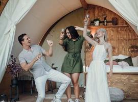 WOW magisches Luxus Glamping mit Pool im Paradies, недорогой отель в городе Бад-Зальцдетфурт