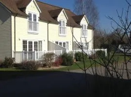 Liming Lodge - Lakeside Home in the Cotswolds