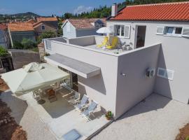 Holiday Home House of pleasant dreams by Interhome, hytte i Veli Iž