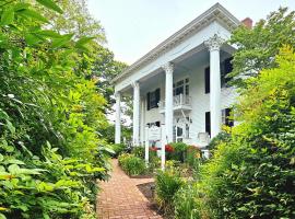 Winridge Manor, bed & breakfast i Madison Heights