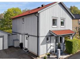 Modern and luxurious house -13 min by train from Gothenburg, allotjament vacacional a Surte