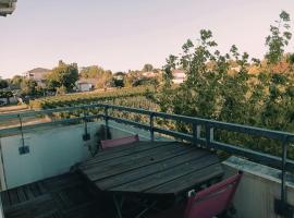 Studio proche de la gare avec le calme des vignes., hotel s parkováním v destinaci Libourne