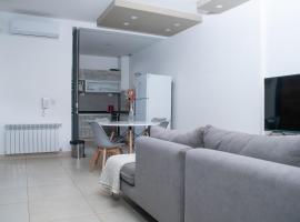 Hermoso departamento, con cochera y patio pequeño., khách sạn ở La Cieneguita