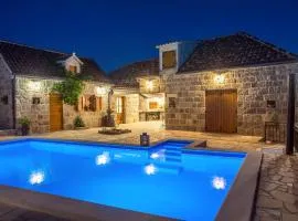VIP Luxury villa with a heated pool and jacuzzi-Granny's Gold
