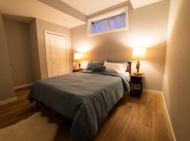 Kid & Pet Friendly Walkout BSMT 90 mins to Banff and 30 mins to Downtown Calgary, hotel with parking in Calgary