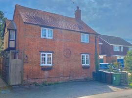 Private Bedrooms in Quaint Oxfordshire Village Cottage, hotel sa Wantage