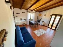 Charming apartment with parking, mountain view, close to the beach, Hotel in Santa Maria Coghinas