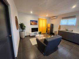 Modern sunshine yellow apartment with nature views, feriebolig i Willemstad