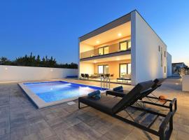 Villa Good Vibes with heated pool, hotell i Vrsi