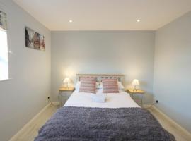 Stylish apartment close to Causeway Coast & Glens, hotel with parking in Portglenone