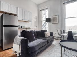 Well-located S Boston 1BR on E Broadway BOS-473, casa de praia em Boston