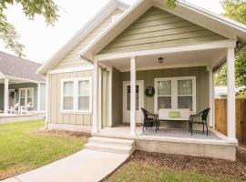 Chic Thomasville Home Walk to Downtown!, pet-friendly hotel in Thomasville