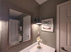 Gather-on-Trent, Your Private Waterfront Luxury Resort in Trent Hills โรงแรมในCampbellford