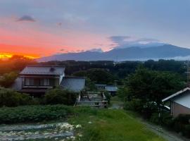 Asama Vista quiet home with view, Foreign Hosts: Miyota, Sakudaira İstasyonu yakınında bir otel