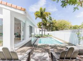 Poinciana House—Luxury Noosa Retreat close to Beach, cabaña o casa de campo en Noosa Heads