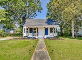 Updated Greenville Home with Backyard!, hotell i Greenville