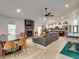 Walk to Water Park Split-Rock Resort Home with Deck, hotel en Lake Harmony