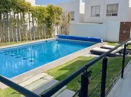 Acogedora y amplia casa, alberca climatizada previa reserva