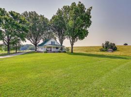 Dobson Farmhouse with Scenic Porch - Near Vineyards!, budget hotel sa Dobson