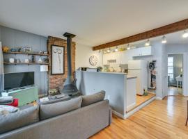 Cozy Boston Vacation Rental with Rooftop Deck!، كوخ في بوسطن