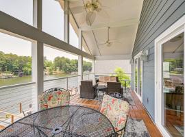 Waterfront Badin Lake Getaway Boat Dock, Fire Pit, vacation home in New London