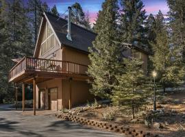 Charming Cabin Near Kirkwood Ski Resort with Hot Tub, hotel com estacionamento em Pioneer