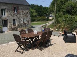 Charmant gîte avec poêle à bois, hotel para famílias em Pleslin-Trigavou