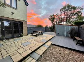 Stylish, central studio with kitchen & large deck, hotel perto de West Highland Museum, Fort William