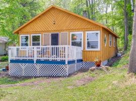Charming Michigan Cottage with Sunroom and Lake Access บ้านพักในHubbard Lake