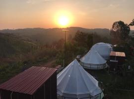 สวนภูซีเขาค้อ, kamp s luksuznim šatorima u gradu 'Ban Pa Daeng'